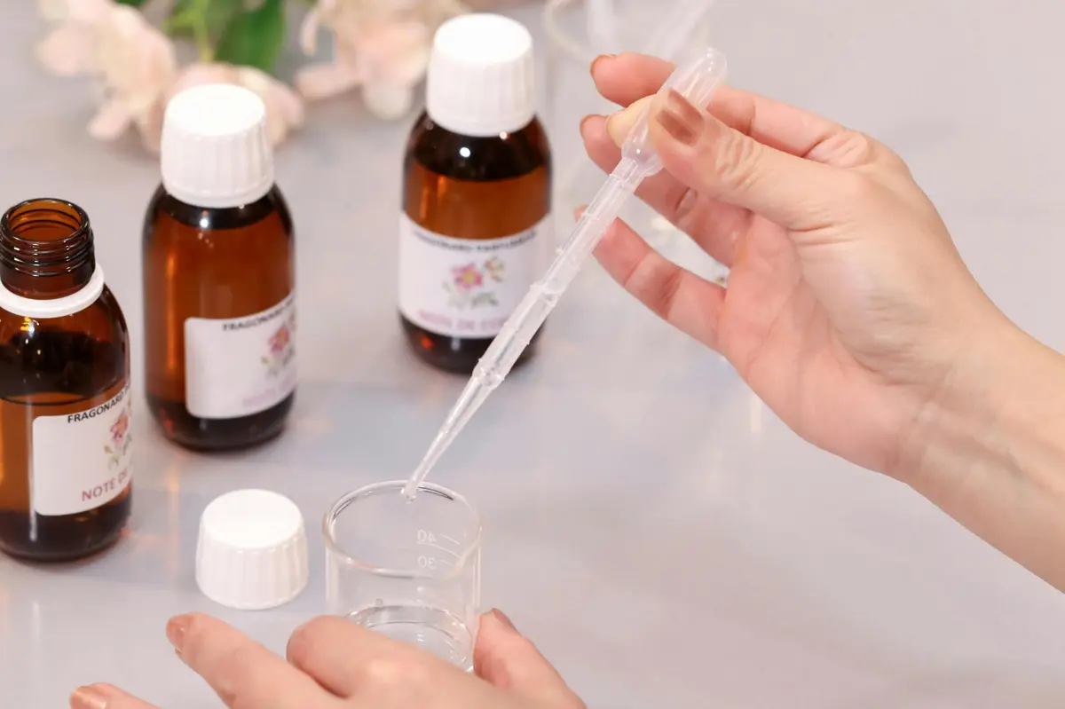 ATELIER DE PARFUMAGE DE LA FLEUR DE L'ANNÉE