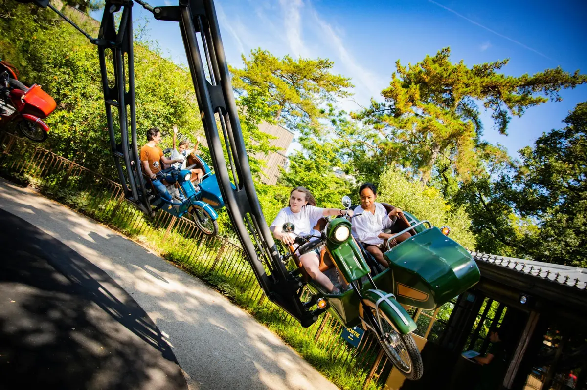 Attraction Side cars at the Jardin d'acclimatation