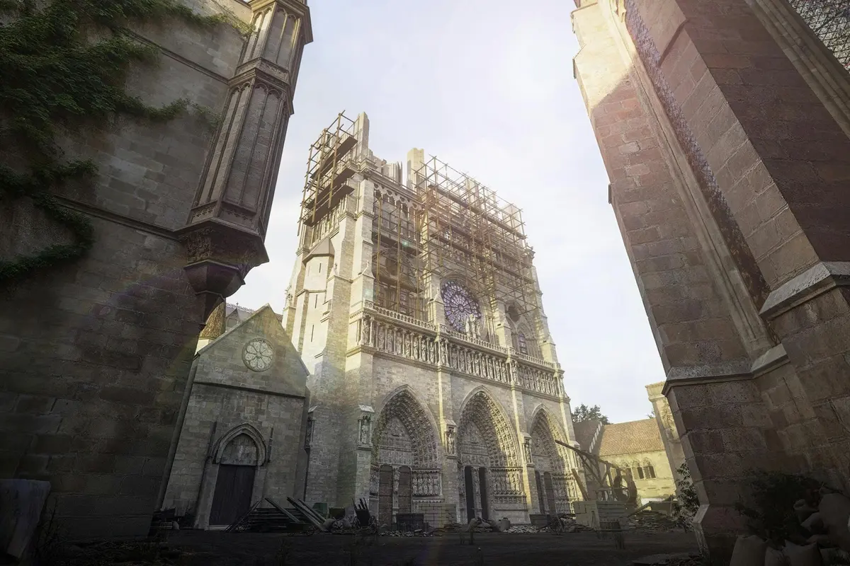 Une cathédrale en cours de restauration, entourée d'échafaudages, dont la façade est baignée par la lumière du soleil, avec les bâtiments environnants en arrière-plan.