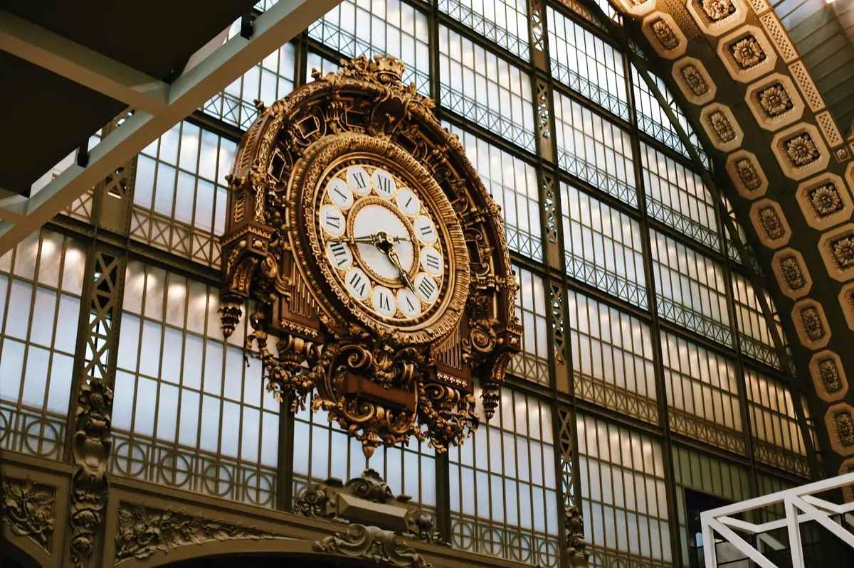 la célèbre horloge du musée d'orsay avec babylon tours