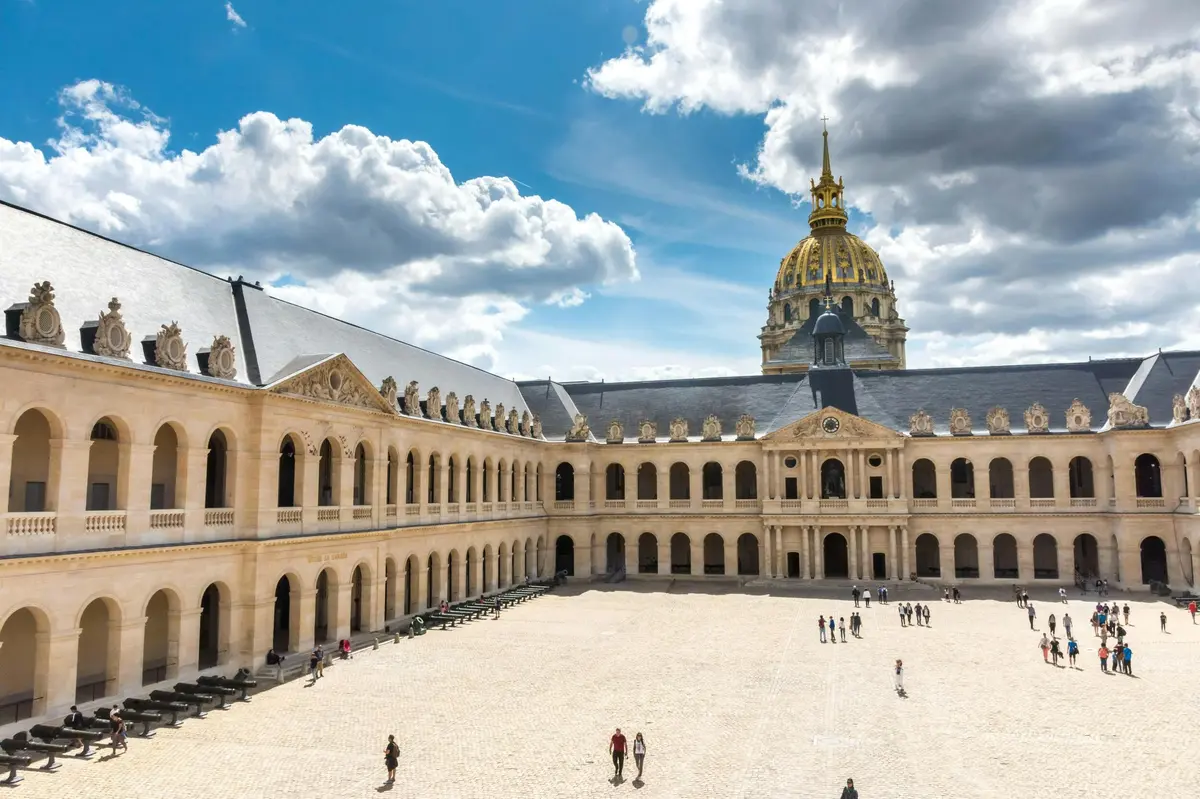 Cour d'honneur de l'Hôtel national des Invalides