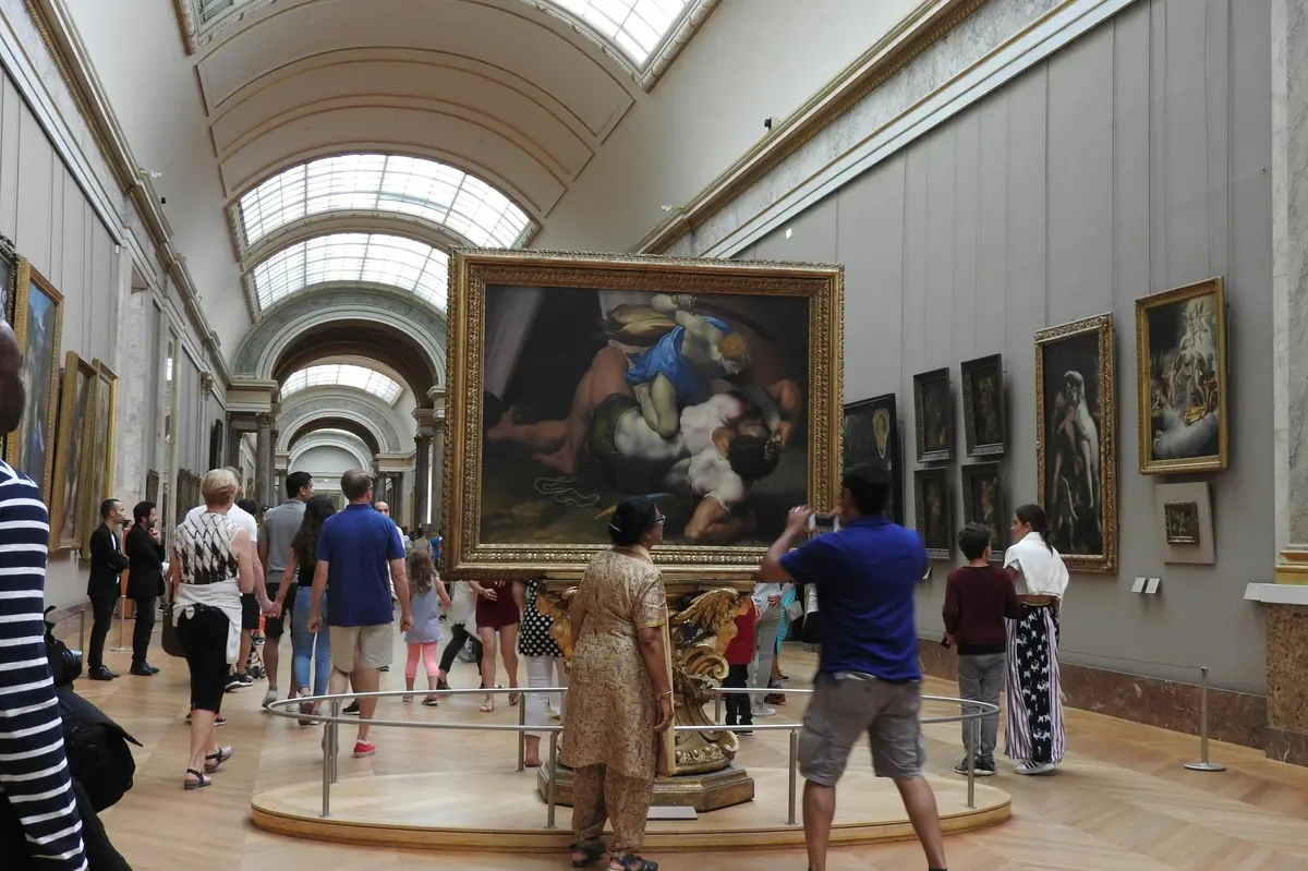 Clients à l'intérieur du Louvre