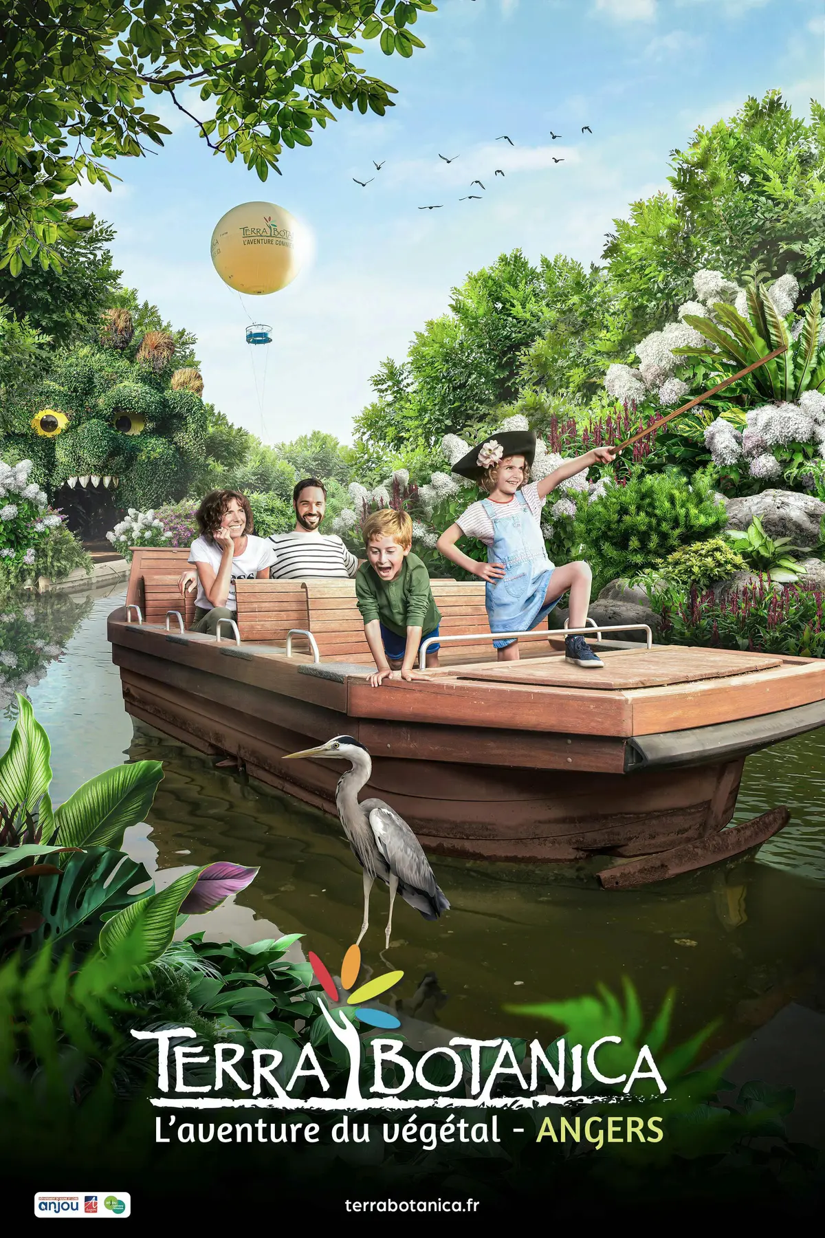 Une famille profite d'une promenade en bateau sur un cours d'eau luxuriant au thème de la jungle, avec un héron au bord et une montgolfière à l'arrière-plan.