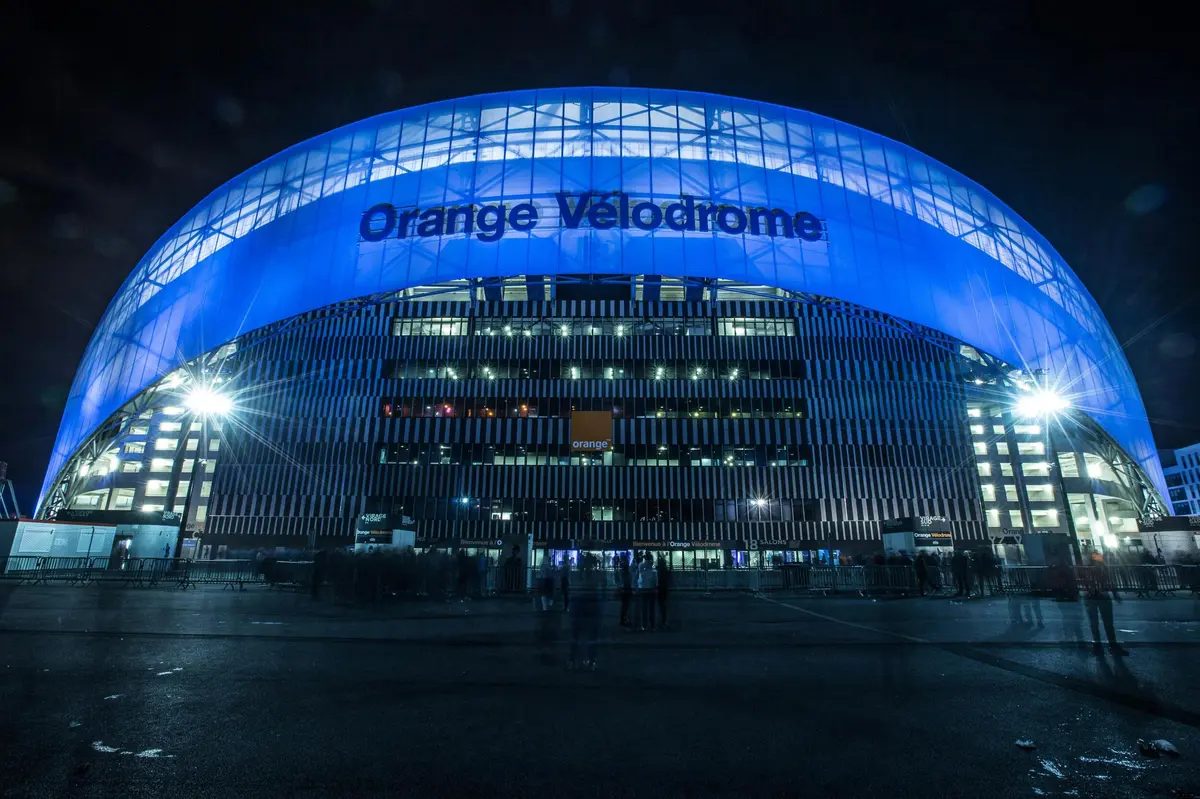 Photo du stade de nuit