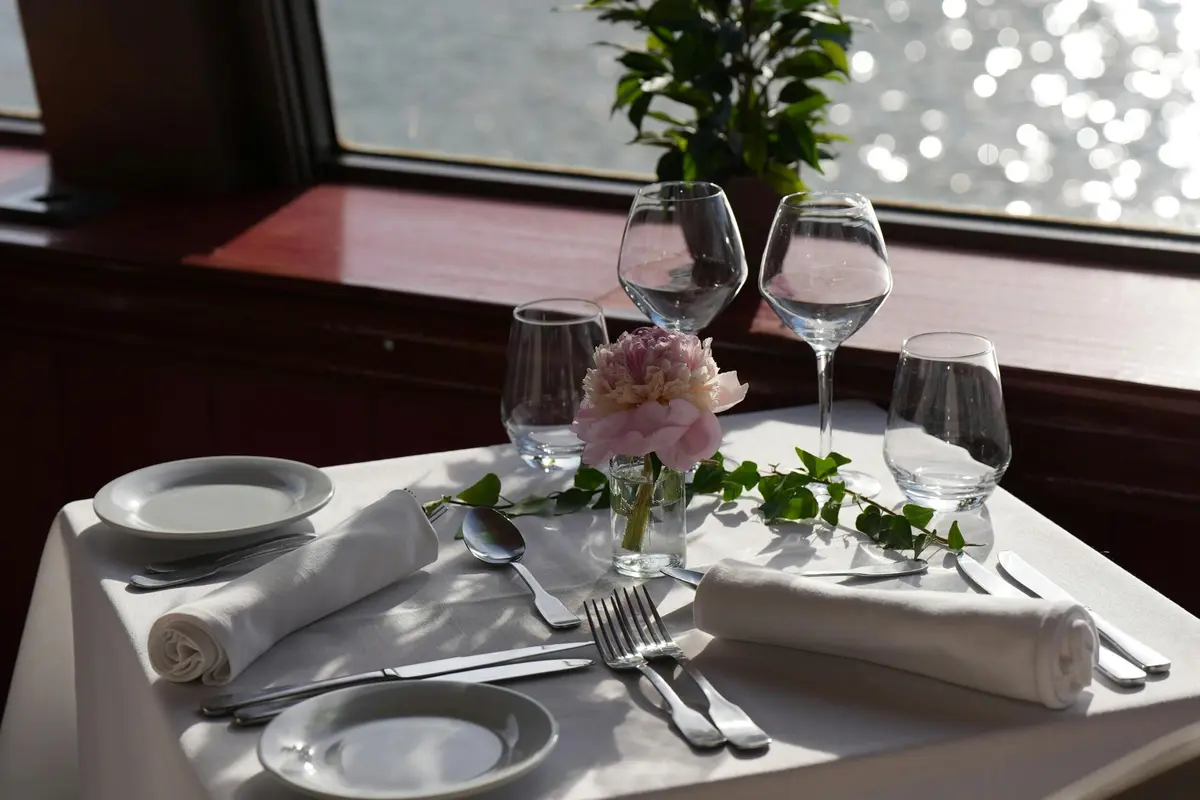 Un déjeuner au bord de l'eau.