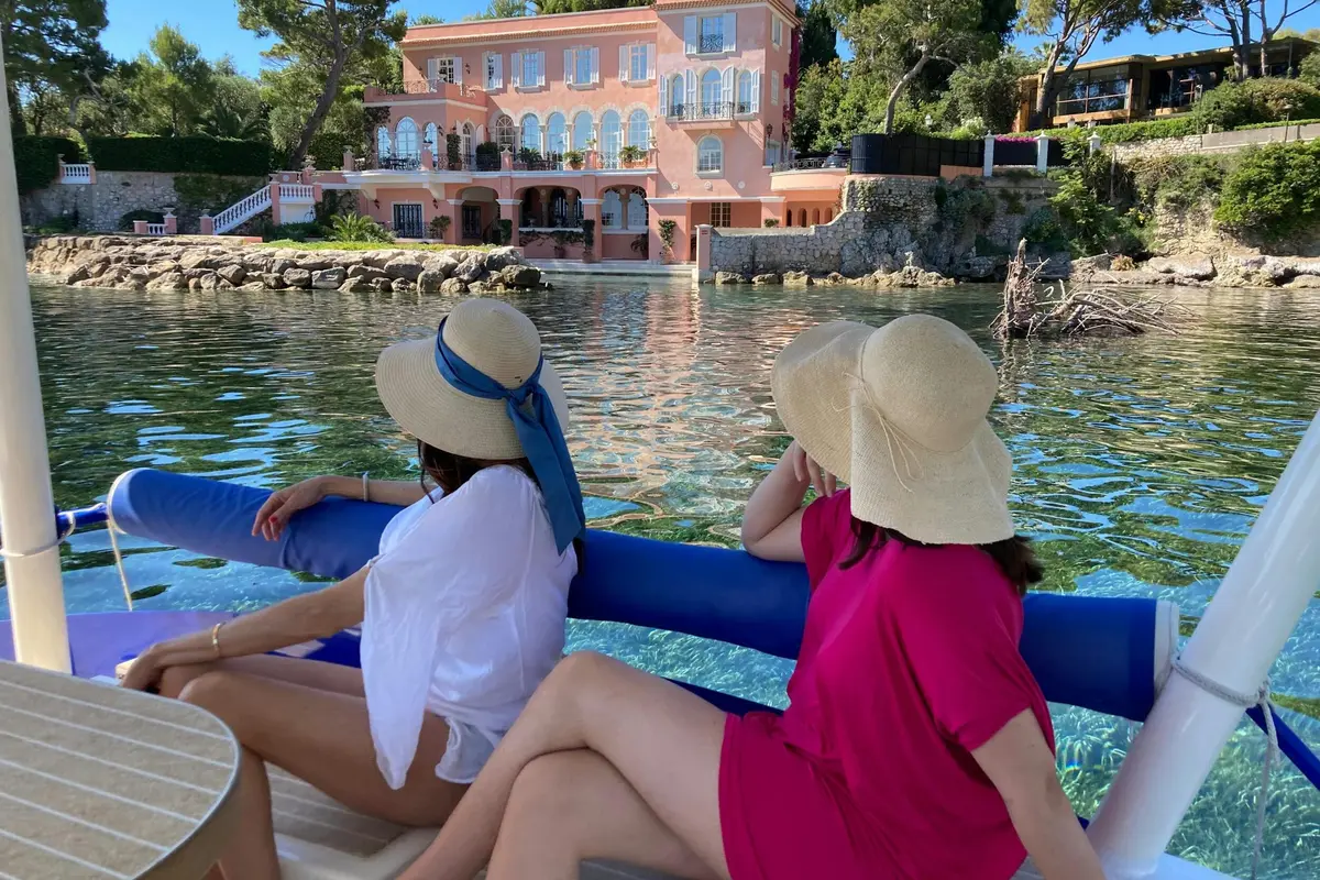 While passing in front of the villa of the British actor David Niven you may glide over the crystal clear waters.