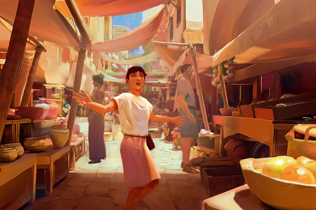 Une rue animée où se tient un marché, avec des étals, des auvents colorés et des passants qui flânent. Au premier plan, on aperçoit une personne vêtue d'une tunique blanche.