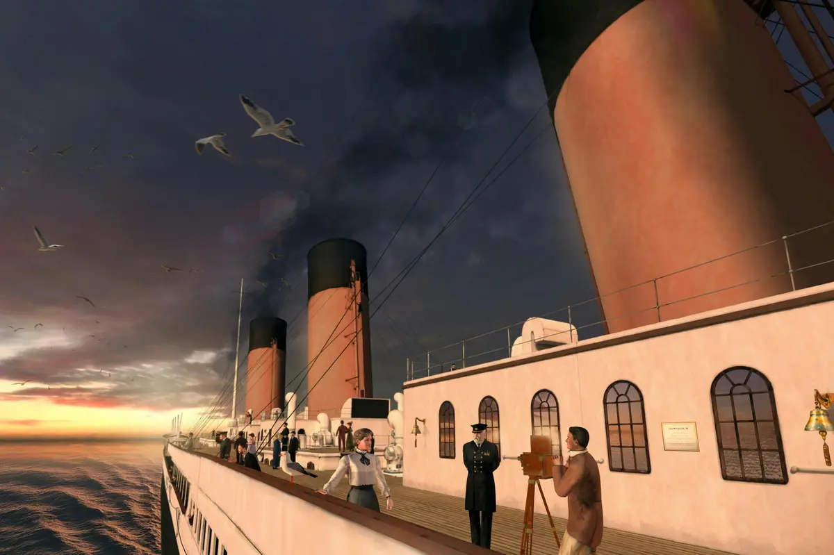 Passagers sur le pont d'un grand navire avec des cheminées, des mouettes volant au-dessus de la tête et un coucher de soleil en arrière-plan.