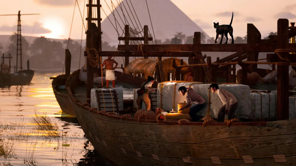 Personnes travaillant sur un bateau en bois, déchargeant des caisses. Une pyramide et des palmiers sont visibles à l'arrière-plan. Un chat se promène sur le pont.
