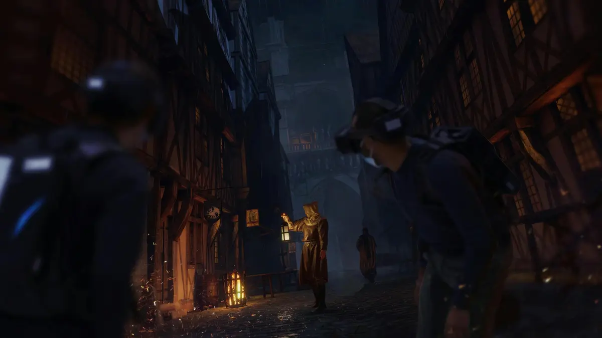 Scène de rue médiévale de nuit avec une personne tenant une lanterne, d'autres personnes dans l'ombre et des bâtiments à colombages.
