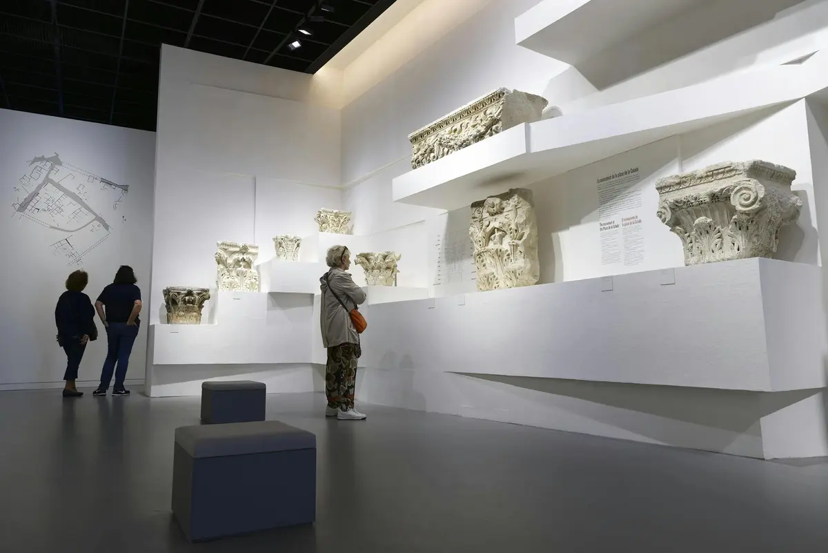 chapiteaux de monuments antiques