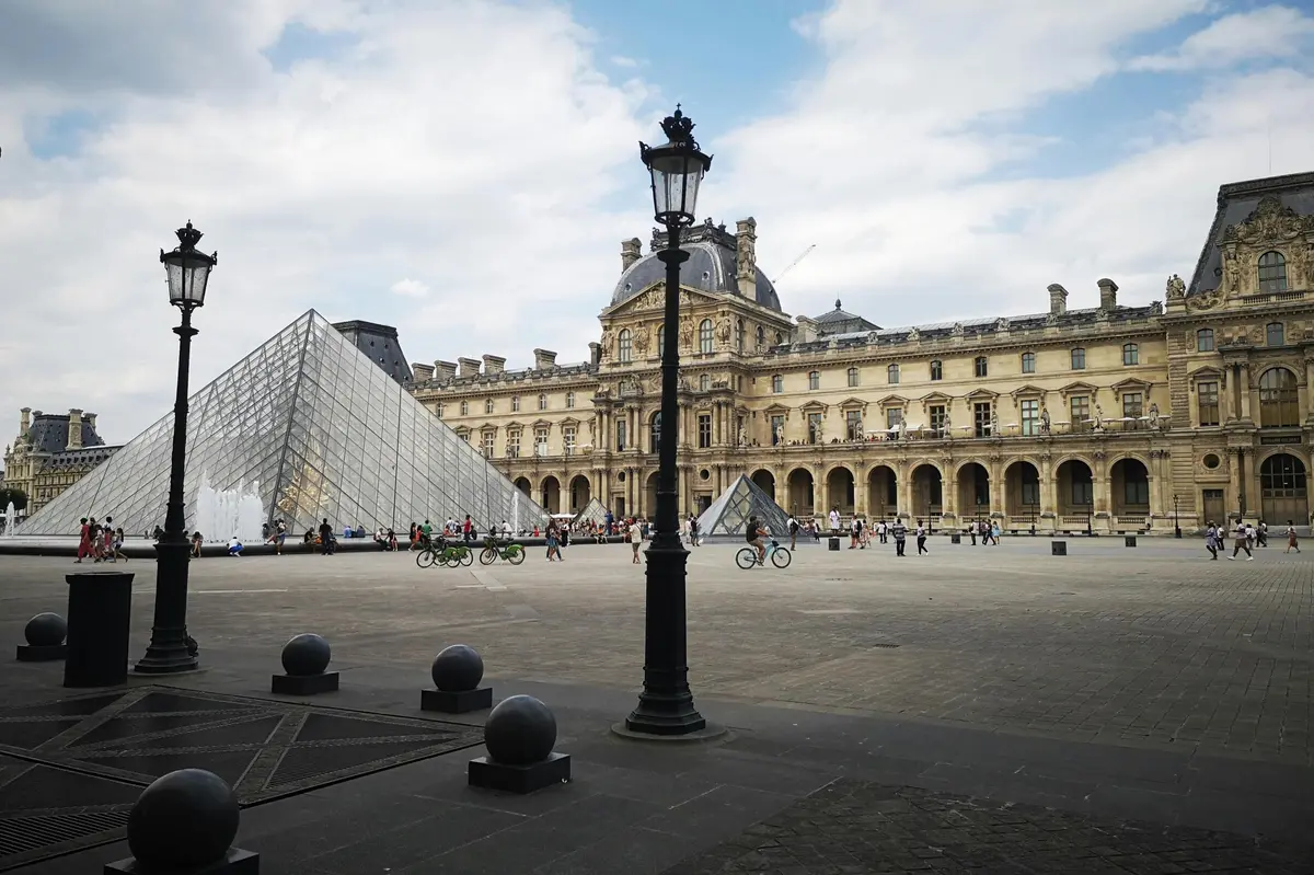 à l'extérieur du musée du Louvre