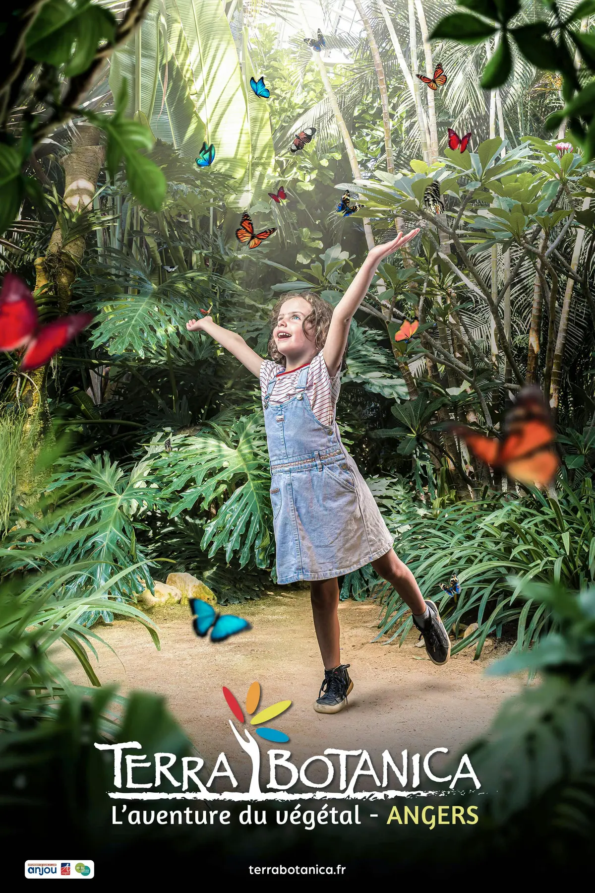 Un enfant vêtu d'une robe en jean se tient joyeusement dans un jardin luxuriant où volent des papillons.