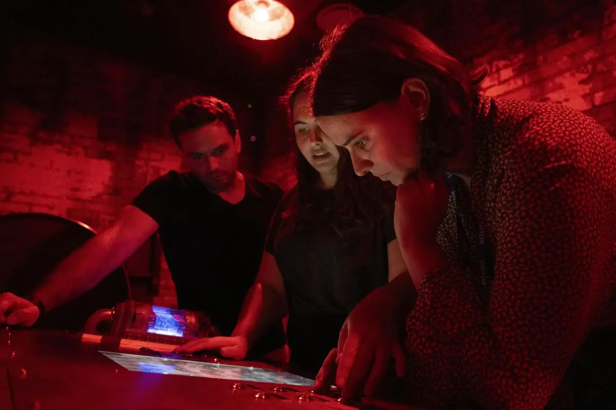 Groupe de personnes résolvant le défi du Joker