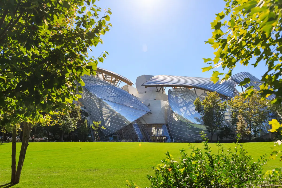 La Fondation Louis Vuitton, un vaisseau de verre pos&eacute; dans le bois de Boulogne