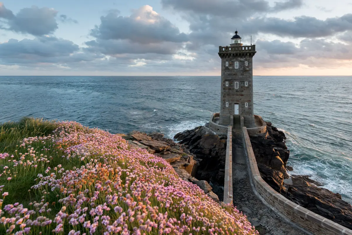12 phares de Bretagne &agrave; visiter : du plus haut d'Europe au plus aventureux de la c&ocirc;te