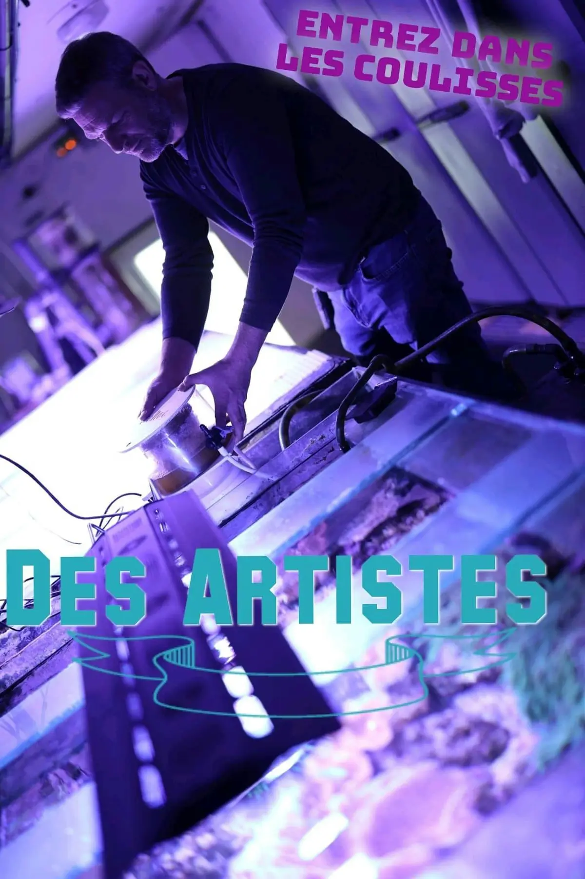 Personne réglant son équipement sous un éclairage violet à côté d'un réservoir lumineux. Le texte superposé indique DES ARTISTES avec des lignes décoratives.