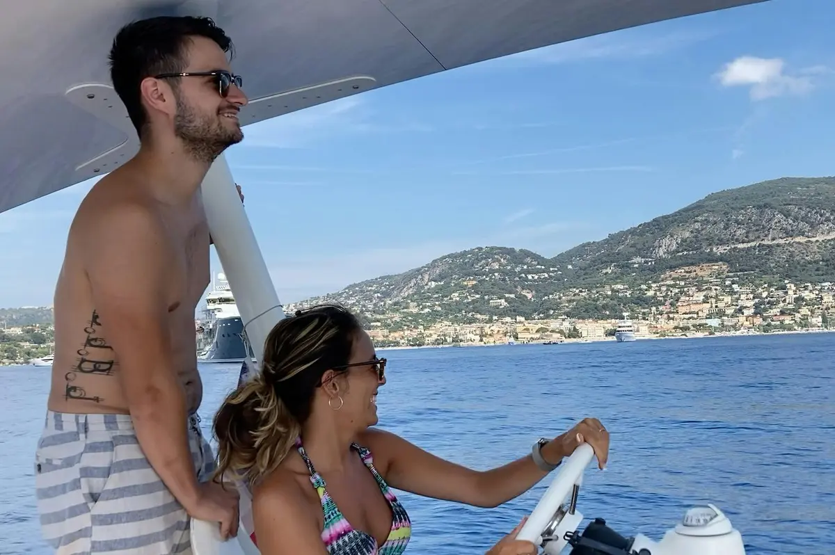 You will be proposed to drive the boat this is ideal if you wish to take pictures of you driving a solar boat