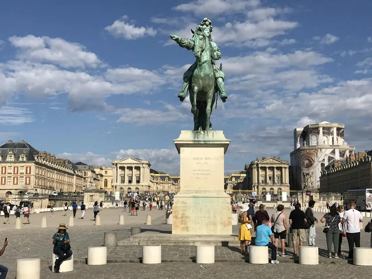 POINT DE RENCONTRE Statue équestre de Louis XIV