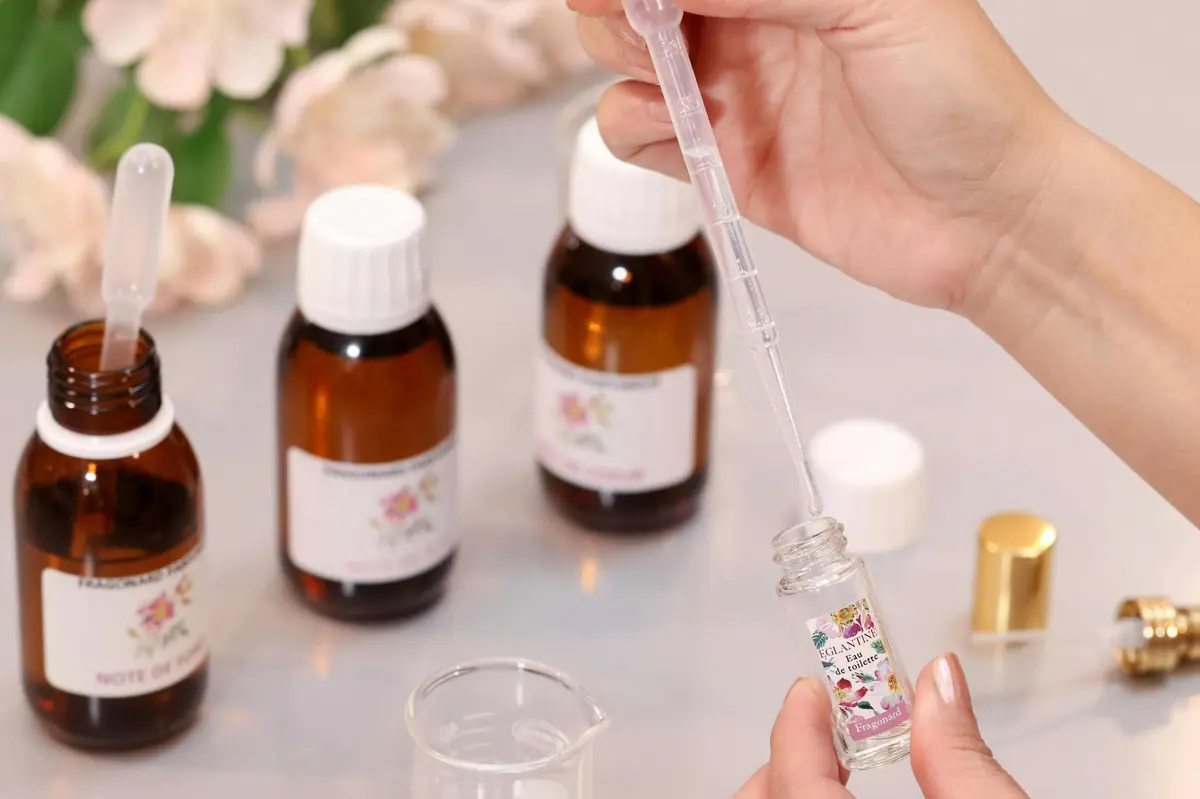 ATELIER DE PARFUMAGE DE LA FLEUR DE L'ANNÉE