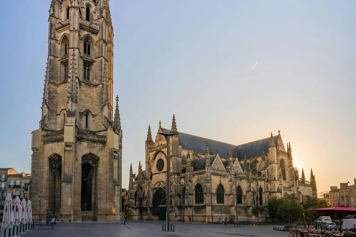 On aperçoit, sous un ciel clair du soir, une cathédrale de style gothique dotée d'une haute tour et d'une maçonnerie finement ouvragée.