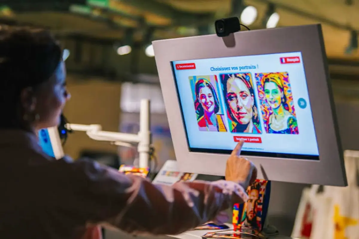 Une personne utilisant un écran tactile affichant des options de portraits colorés dans un lieu public.