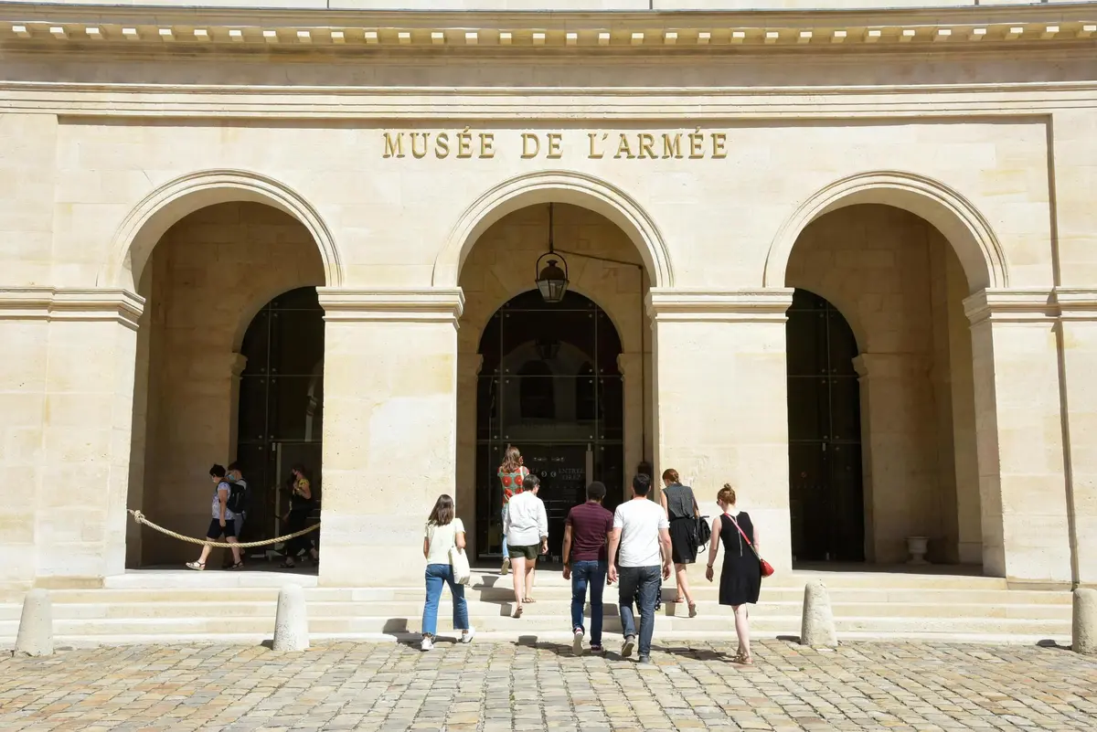 Entrée au musée de l'Armée dans la cour principale de l'Hôtel national des Invalides.