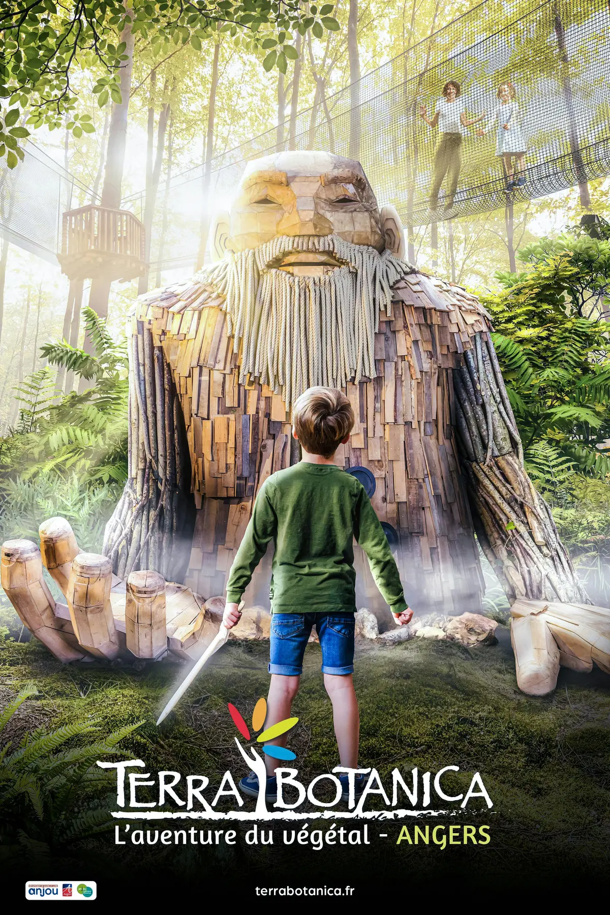 Un garçon armé d'une épée se tient devant une grande sculpture humanoïde en bois dans un jardin intérieur luxuriant avec des fougères et des arbres.