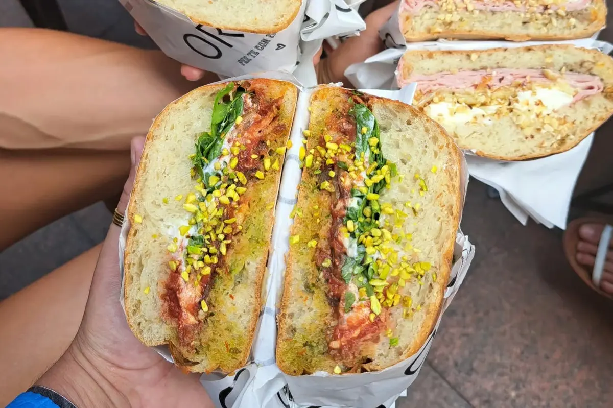 Présentation d'un sandwich garni