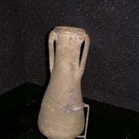 Une amphore retirée du site de fouilles archéologiques et exposée au Musée gallo-romain de Biseheim &copy; jds