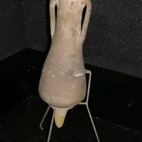 Une amphore retirée du site de fouilles archéologiques et exposée au Musée gallo-romain de Biseheim &copy; jds