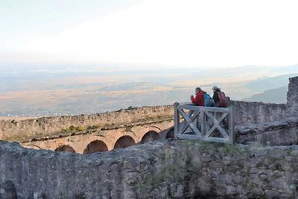 Il prend la voiture pour aller voir un château fort