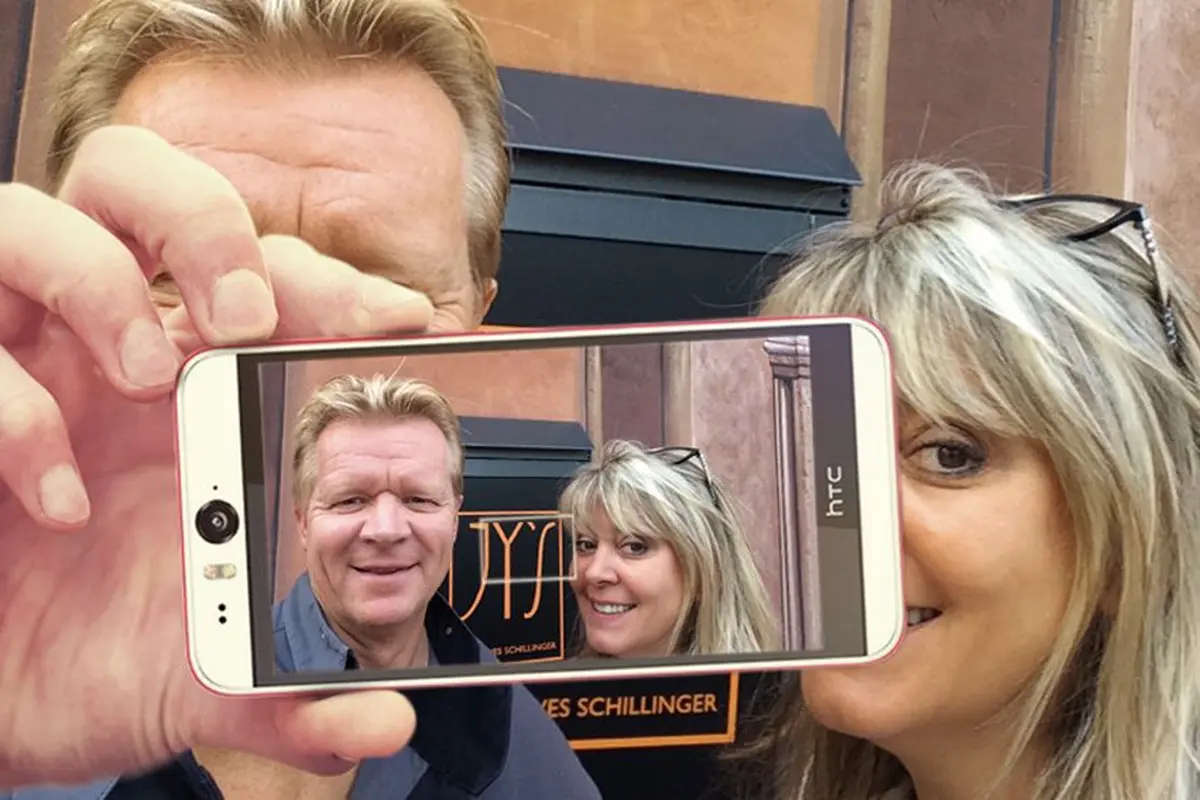 Jean-Yves Schillinger et sa femme Kathia, devant le JY'S : le chef était ravi de répondre à des questions pas banales !