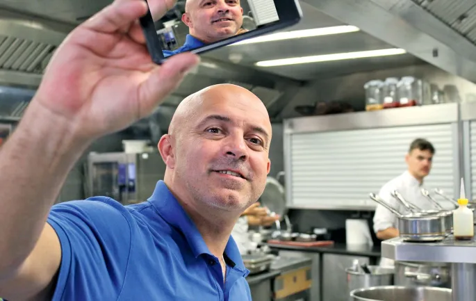 Olivier Nasti, en mode selfie, dans sa grande cuisine du Chambard juste avant le service