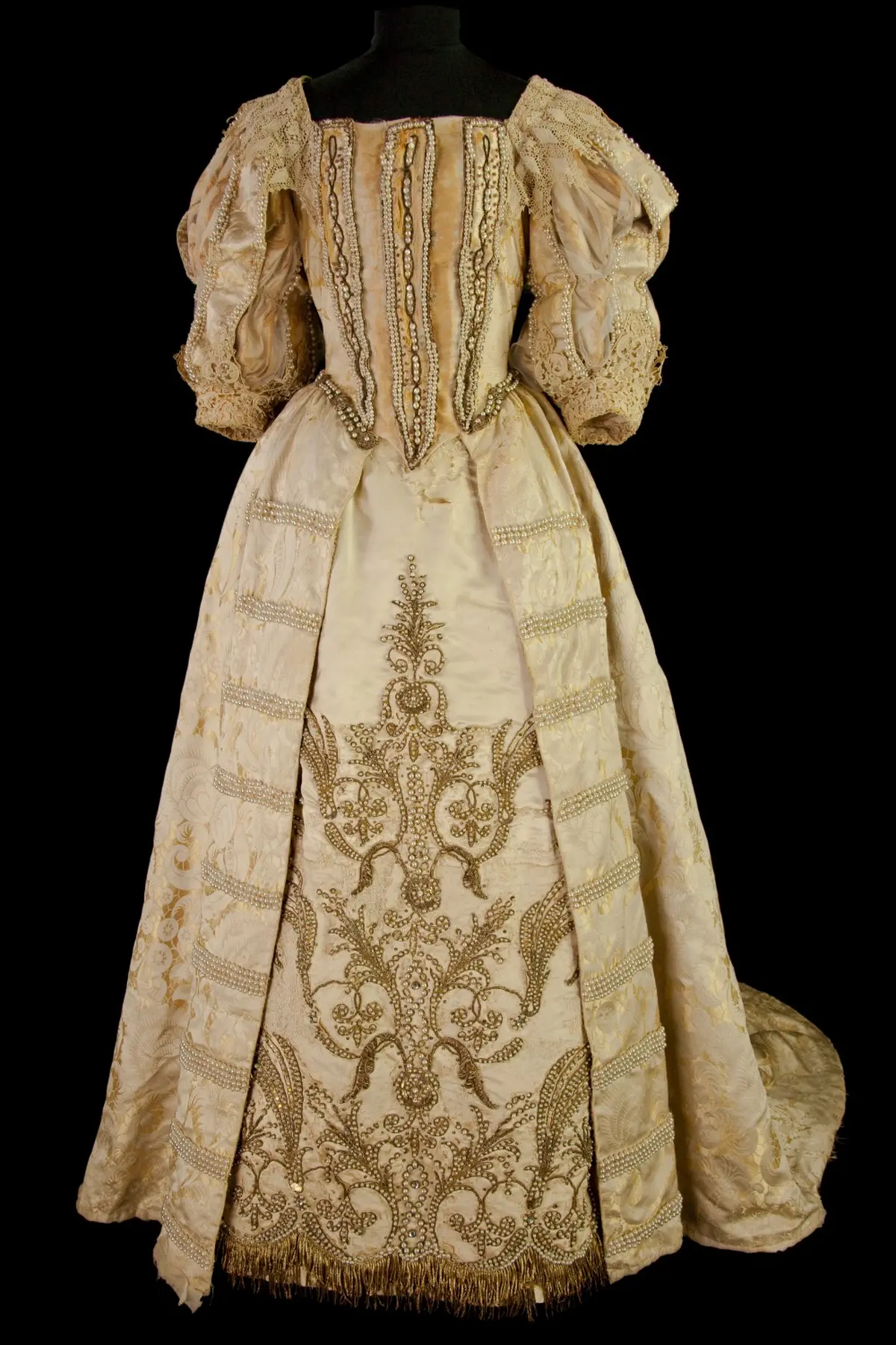 Exposition au Centre national du costume et de la scène à Moulins : Tous en Scène ! 20 ans de collection