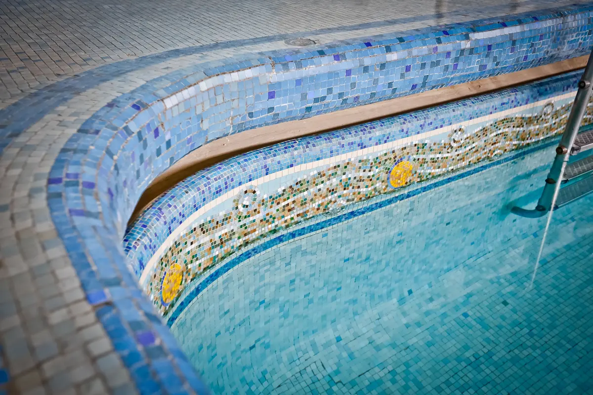 Ces mosaïques Art déco signées Odorico font de Rennes l'une des villes les plus surprenantes de Bretagne et voici les 5 adresses incontournables à découvrir absolument
