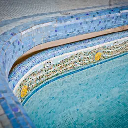 Ces mosaïques Art déco signées Odorico font de Rennes l'une des villes les plus surprenantes de Bretagne et voici les 5 adresses incontournables à découvrir absolument