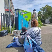 À Sélestat, l'artiste Kadé peint 7 coffrets électriques en direct dans la rue jusqu'en juin 2026 : voici comment assister à la création