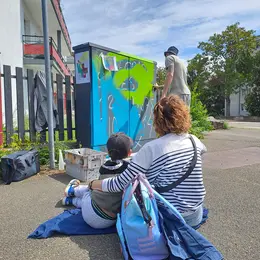 À Sélestat, l'artiste Kadé peint 7 coffrets électriques en direct dans la rue jusqu'en juin 2026 : voici comment assister à la création