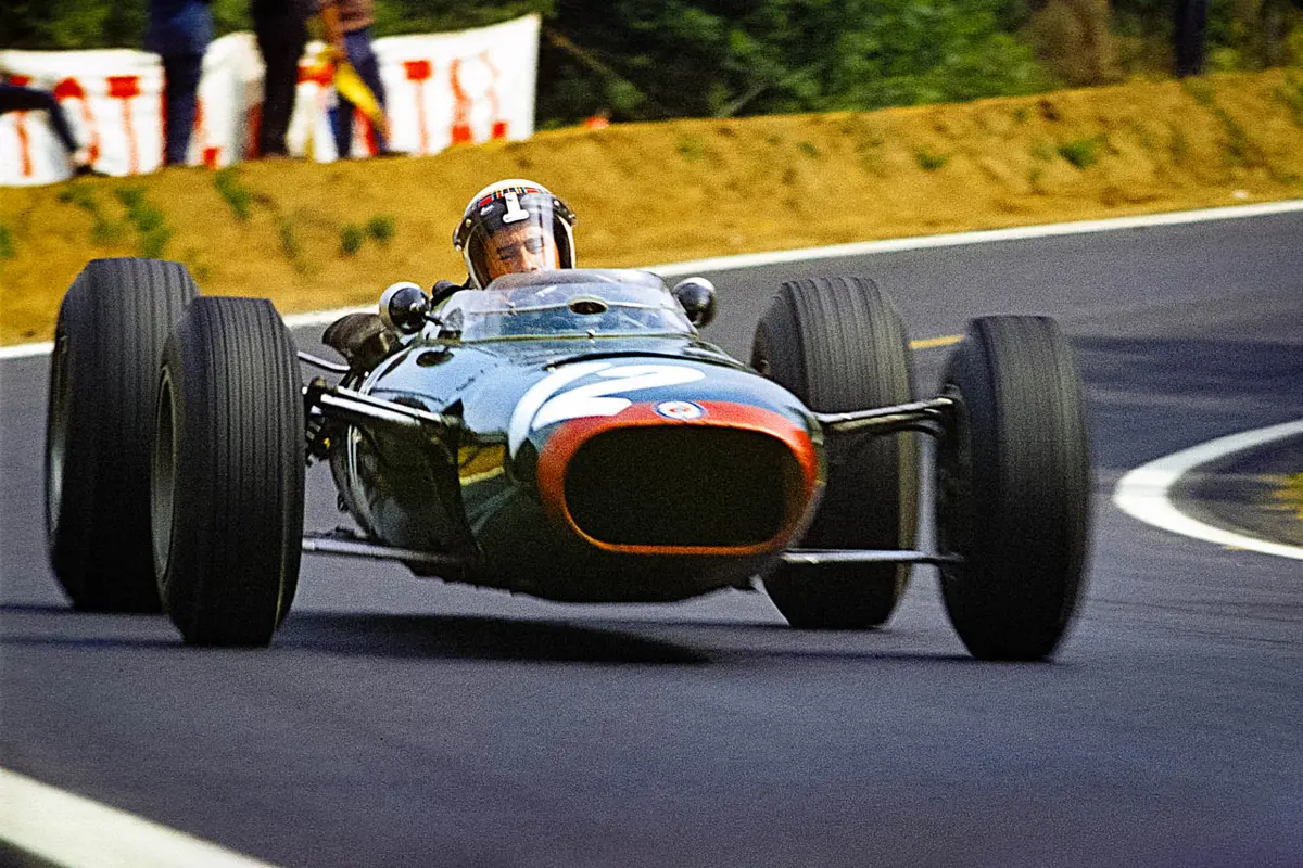 Les Trophées d'Auvergne au Circuit de Charade : voitures historiques et courses de légende