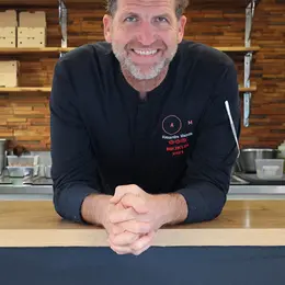 Le food-truck Michel d'Alexandre Mazzia renaît de ses cendres à Marseille fin juin avec une nouvelle identité visuelle et des recettes peaufinées