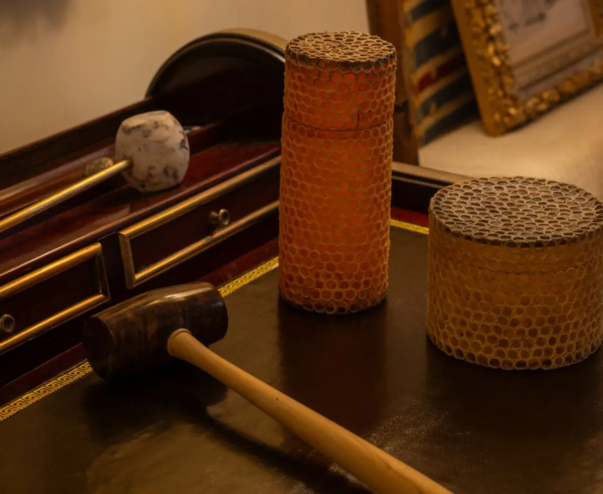 Vente aux enchères de collections et de design à l'Hôtel Drouot, Paris