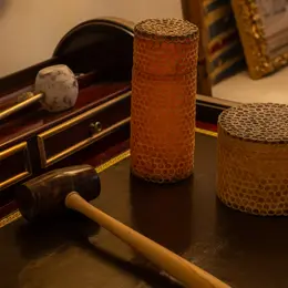 Vente aux enchères de collections et de design à l'Hôtel Drouot, Paris