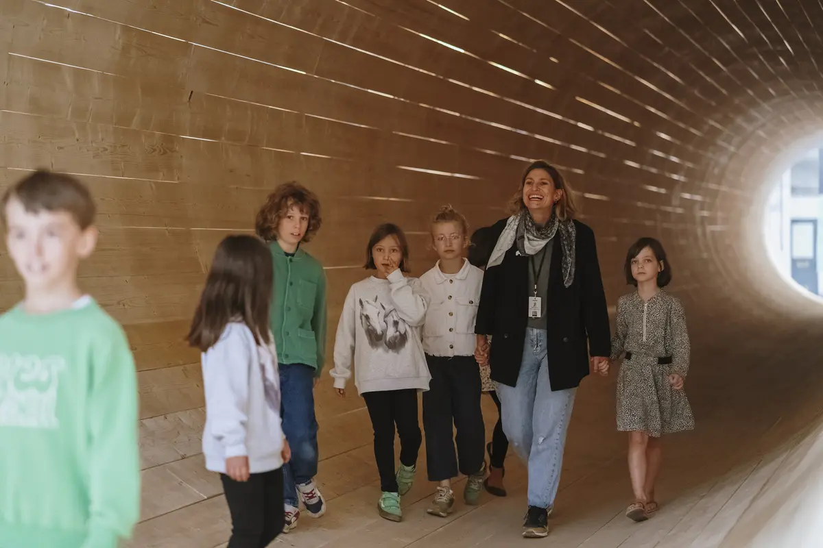 La Biennale de Lyon : l'art contemporain s'invite aux Grandes Locos