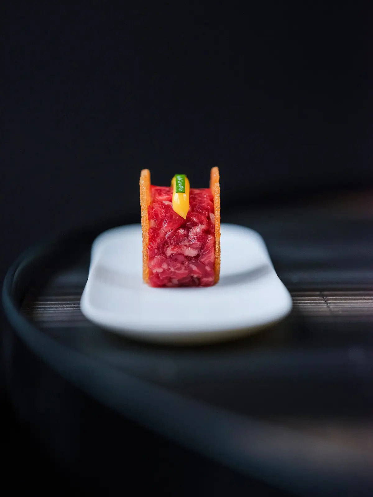 Ce chef doublement étoilé de Saône-et-Loire sert son tartare de bœuf Charolais en une seule bouchée et la raison est inattendue