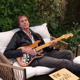 Cet album breton de Didier Dréo réunit cinq générations autour de la guitare, de la voix du grand-père aux premières notes d'une petite-fille de 5 ans