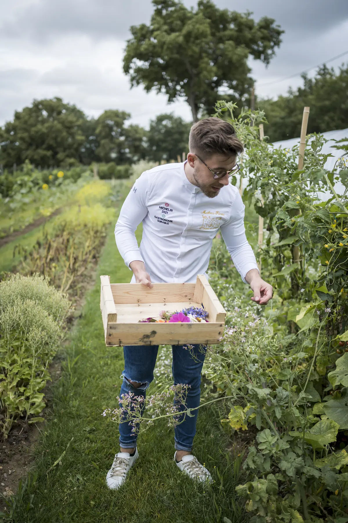 Ce chef étoilé nantais cueille ses fleurs au bord de l'Erdre pour créer des assiettes qu'on n'a jamais vues ailleurs