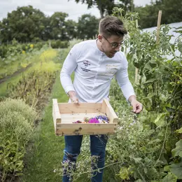 Ce chef étoilé nantais cueille ses fleurs au bord de l'Erdre pour créer des assiettes qu'on n'a jamais vues ailleurs