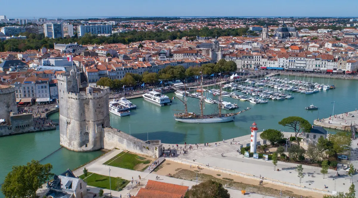 Mini Transat Legallais au départ de La Rochelle : une course en solitaire vers l'Atlantique