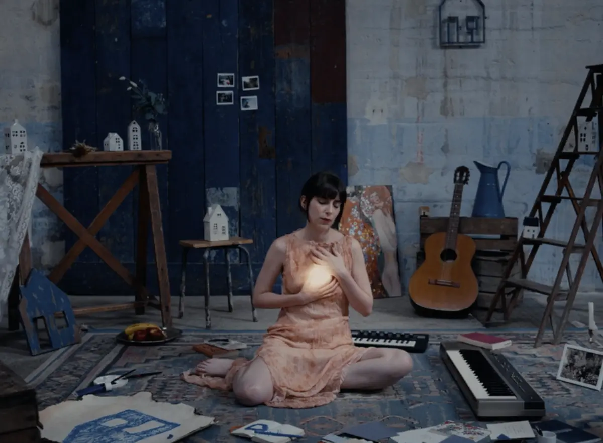 Coline Rio dévoile le clip de Refuge, une plongée visuelle dans son univers intime